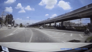 Xe may nhap lan khong quan sat khien oto phia sau dam trung hinh anh