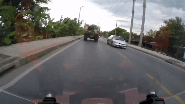 Xe tai cho hang roi tam nem xuong duong suyt gay tai nan hinh anh