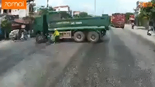 Xe tai dam nga nguoi phu nu khi quay dau xe hinh anh