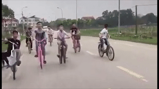 Nhom thieu nien di xe dap dan hang, boc dau xe hinh anh