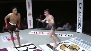 Vo si MMA bi da vao mat khi nhay mua trong luc thi dau hinh anh