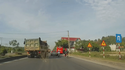 Tai xe xe ben danh lai gap, suyt gay tai nan cho xe may hinh anh