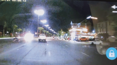 Tai xe oto xu ly kip thoi, tranh khoi va cham voi xe may sang duong au hinh anh