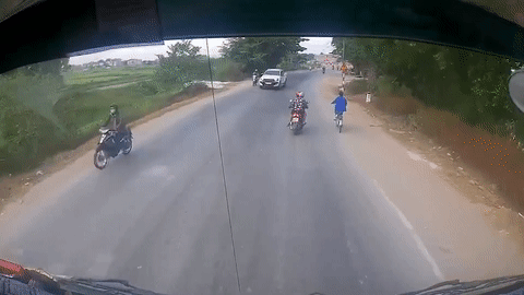 Xe may dot ngot dung giua duong de nhat do suyt bi oto dam trung hinh anh