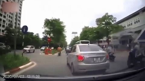 Xe may phong nhanh va cham voi oto dang re trai hinh anh