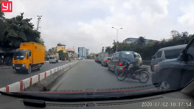 Xe may chuyen lan khong quan sat khien oto di sau dam phai hinh anh