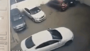 Oto mat kiem soat dam nhieu xe khac trong bai do xe hinh anh