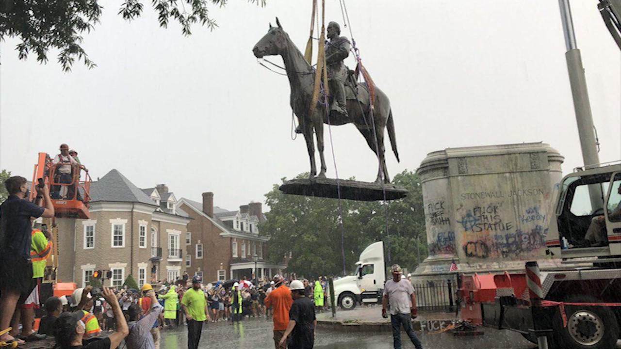 Buc tuong tuong My bi do bo sau bieu tinh hinh anh