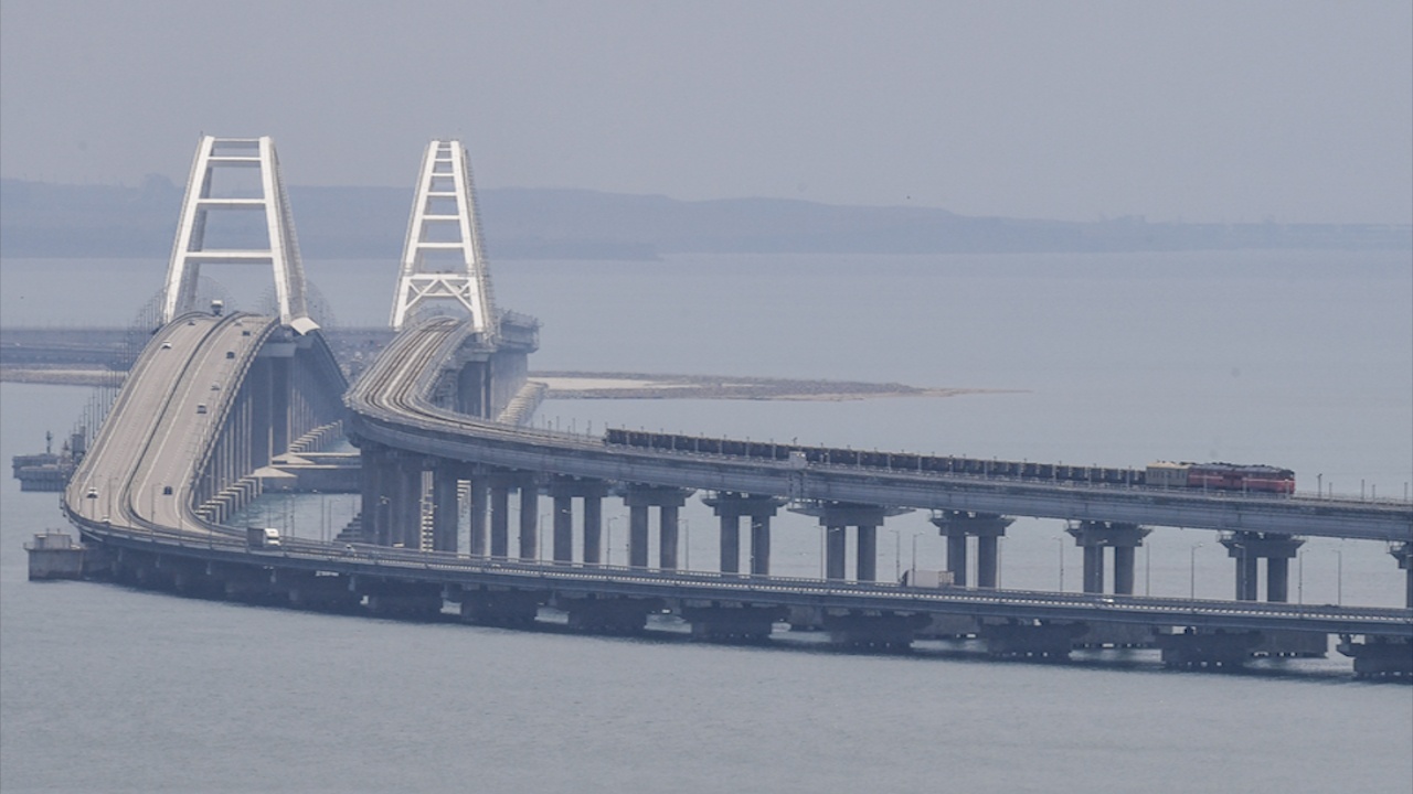 Nga khanh thanh duong sat xuyen bien noi ban dao Crimea voi luc dia hinh anh