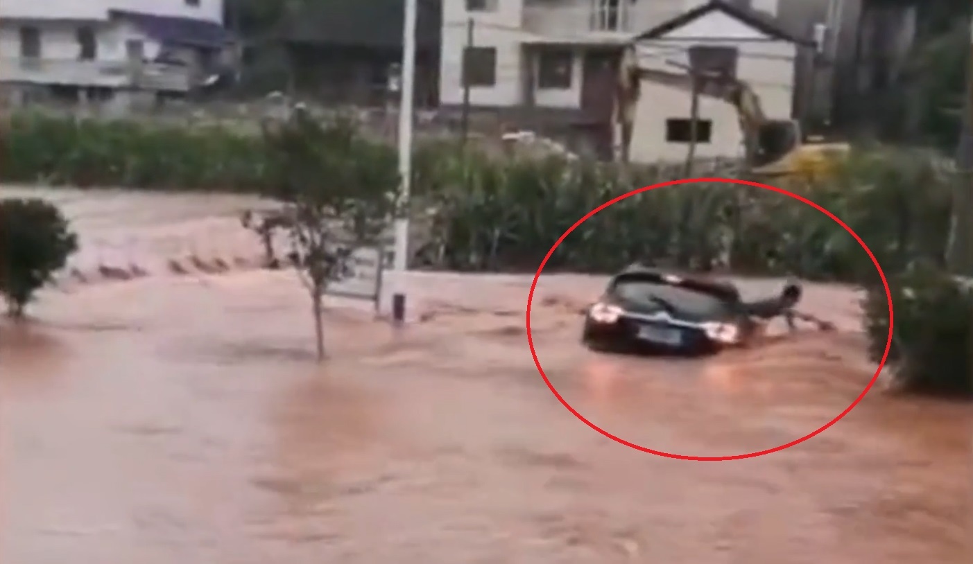 Tai xe thoat khoi oto khi bi lu cuon troi o Trung Quoc hinh anh