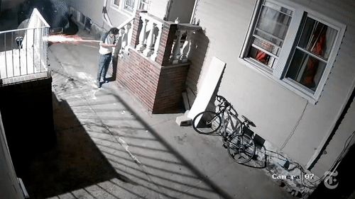 Nhom thanh nien ban phao hoa gay chay nha o My hinh anh