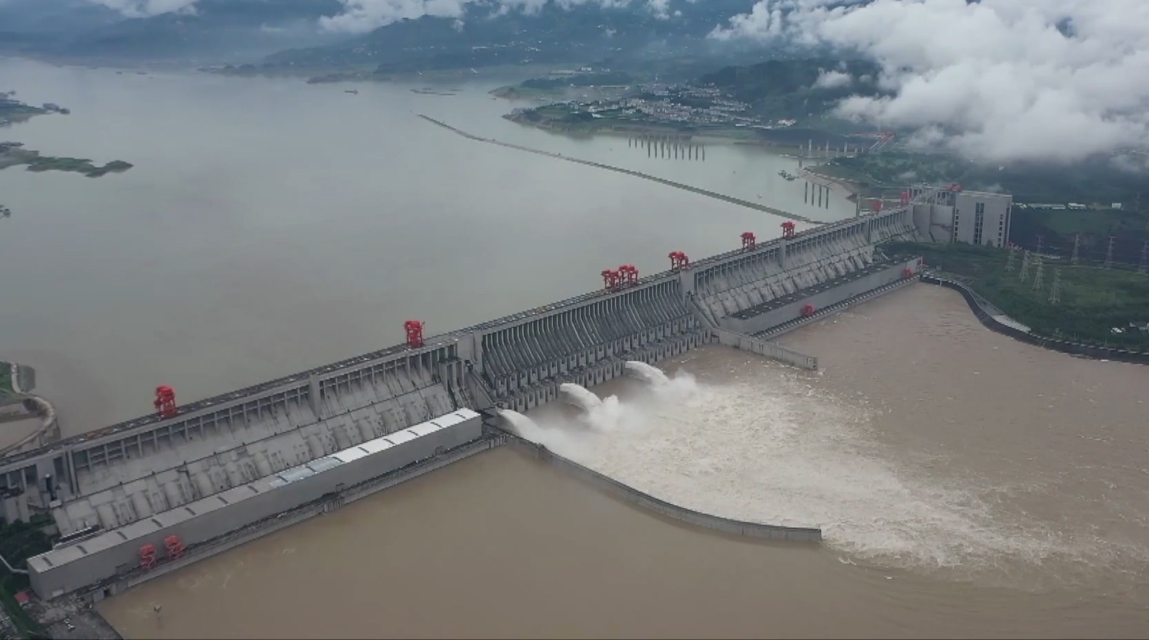 Dinh lu dau tien o Duong Tu, dap Tam Hiep co dong chay 53.000 m3/s hinh anh