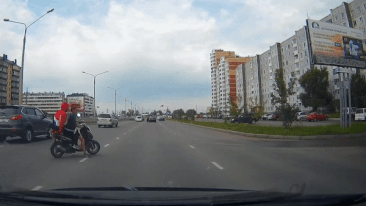 Qua duong thieu quan sat, xe may bi oto dam trung hinh anh