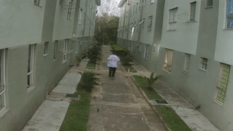 Loc xoay thoi bay mai nha, suyt roi trung nguoi di duong hinh anh