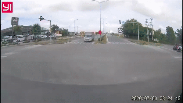 Xe container va cham kinh hoang voi xe tai, tai xe mac ket trong cabin hinh anh