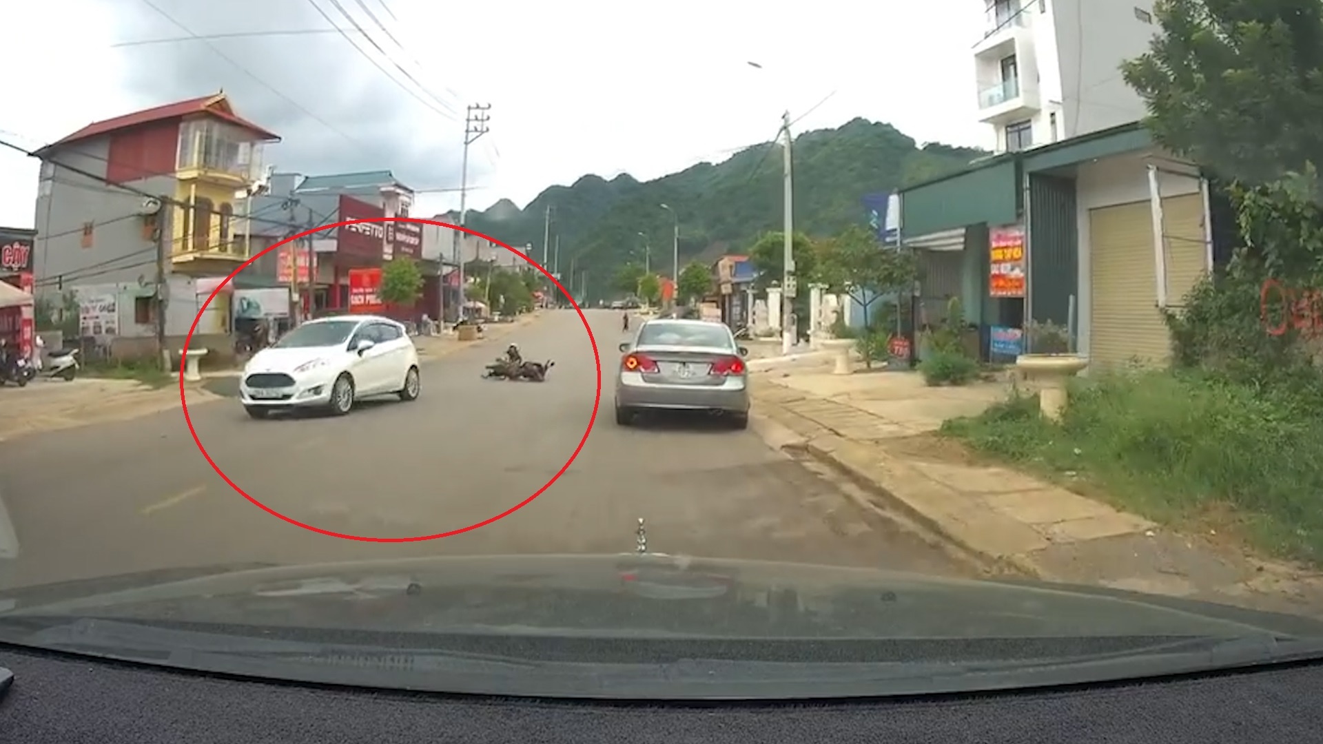 Oto re au dam nga xe may xuong duong hinh anh