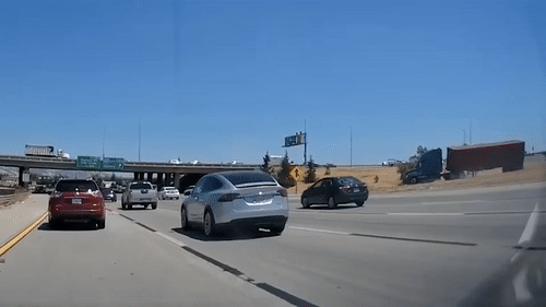 Xe container lat nghieng khi di xuong tu cau vuot tai My hinh anh