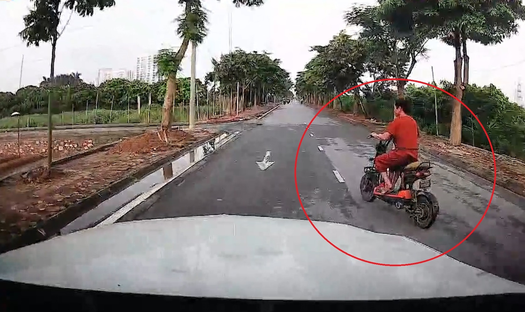 Xe dap dien chuyen huong khong quan sat suyt bi oto dam hinh anh