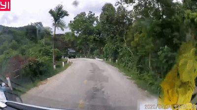 Nguoi dieu khien xe may vuot au ngay khuc cua, suyt bi xe ben dam hinh anh