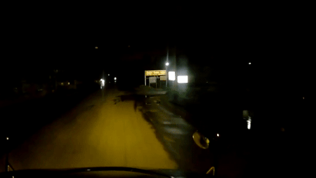 Lao ra duong lon khong quan sat, tai xe xe may bi xe tai tong gay chan hinh anh