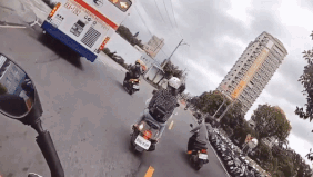 Xe buyt dot ngot quay dau tong nga xe may hinh anh