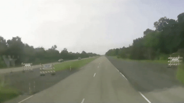 Gap su co, may bay phai ha canh khan cap tren cao toc hinh anh