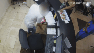 Cap doi gay su danh nhan vien roi cuop tien o nha nghi hinh anh