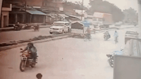 Xe tai tong vang oto dang do ven duong hinh anh