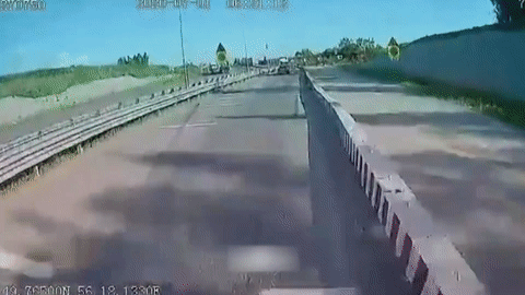 Tai xe ngu guc lai xe tai dam vao dai phan cach hinh anh