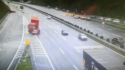 Nu tai xe oto re au tren cao toc suyt bi xe tai de bep hinh anh