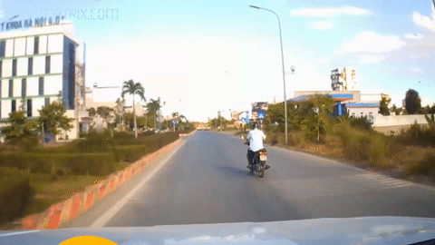 Xe may sang duong thieu quan sat suyt bi oto dam hinh anh