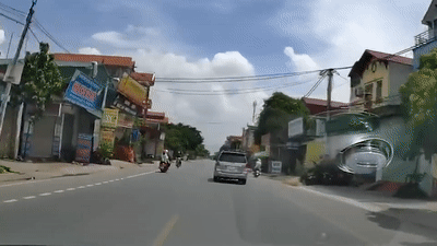 Xe may chay nguoc chieu gay tai nan cho xe khac tren duong hinh anh