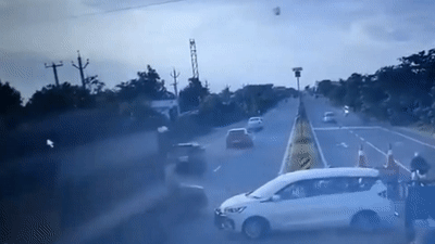 Xe tai mat lai dam oto lat ngua hinh anh