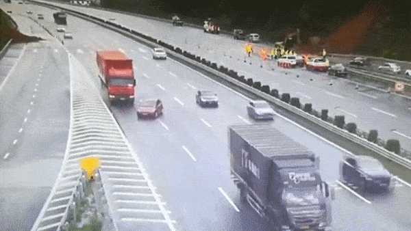 Chuyen lan khong quan sat tren cao toc, oto bi xe tai dam o Trung Quoc hinh anh