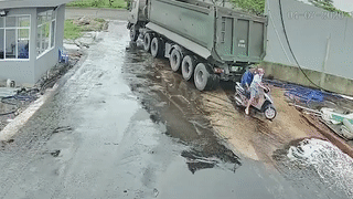 Xe tai lui trung xe may dang do phia sau hinh anh