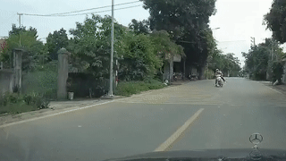 Cho lao nhanh ra duong dam nga xe may hinh anh