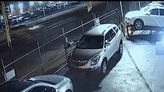 Oto vuot den do lao thang vao xe do ben duong hinh anh