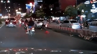 Xe may dam vao duoi oto tren duong hinh anh