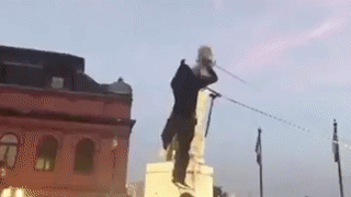 Nguoi bieu tinh My keo do tuong Columbus hinh anh