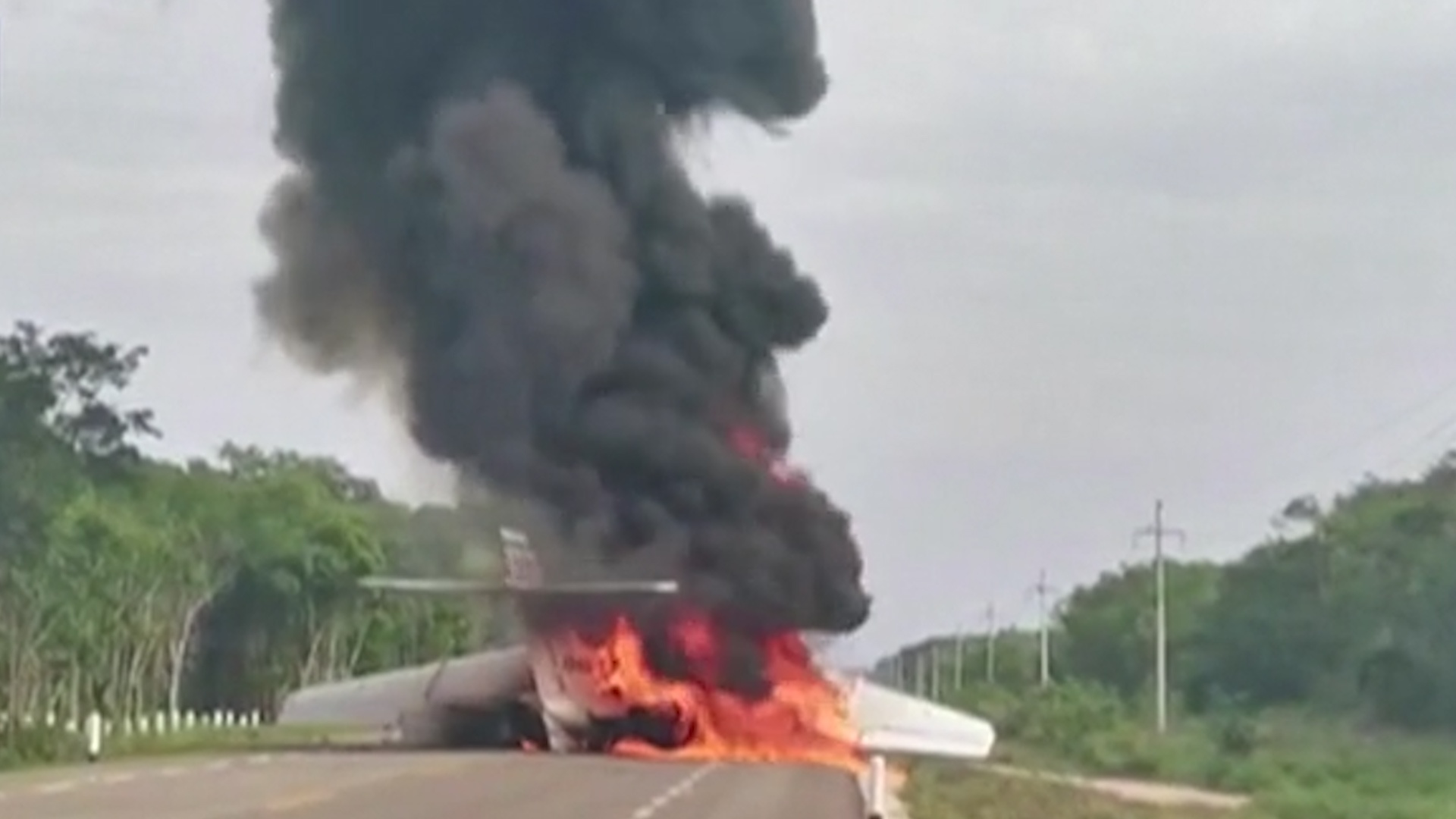 May bay nghi cho hang tram kg ma tuy boc chay giua duong o Mexico hinh anh