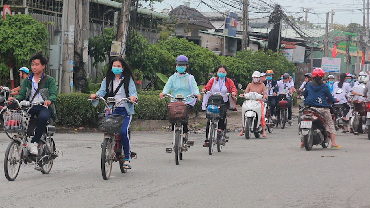 Bao dong nguy hiem khi hoc sinh su dung xe dap dien hinh anh