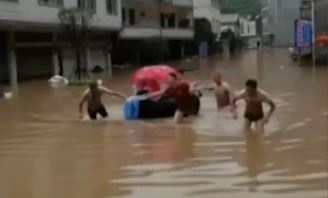 San phu Trung Quoc sinh con ngay tren dong nuoc lu hinh anh