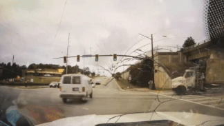 Container phong nhanh danh lai gap roi lat ngang giua giao lo hinh anh