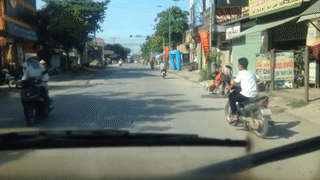 Thanh nien chay xe may tat dau oto hinh anh