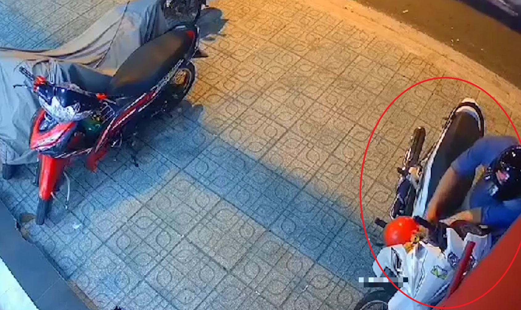 Trom danh cap xe may trong 15 giay o TP.HCM hinh anh