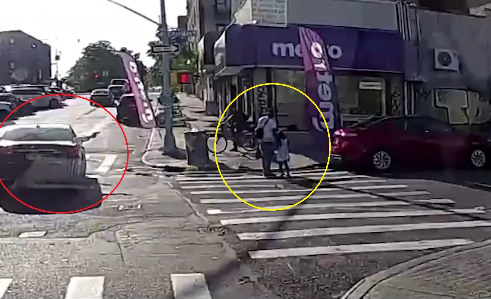 Nguoi dan ong bi ban chet khi dang dat con qua duong o New York hinh anh