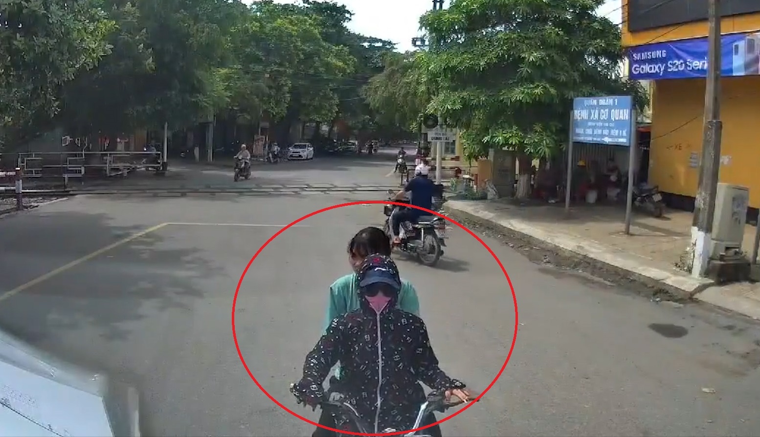 Hai co gai di xe dap dien di sai lan doi dau thi gan voi xe container hinh anh