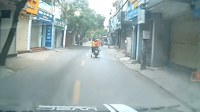 Nguoi phu nu ngoi sau xe may nga xuong duong suyt bi oto dam hinh anh