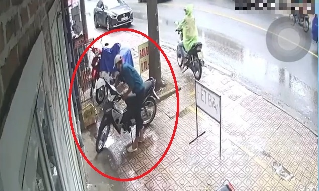 Trom danh cap xe may duoi troi mua o Bien Hoa hinh anh