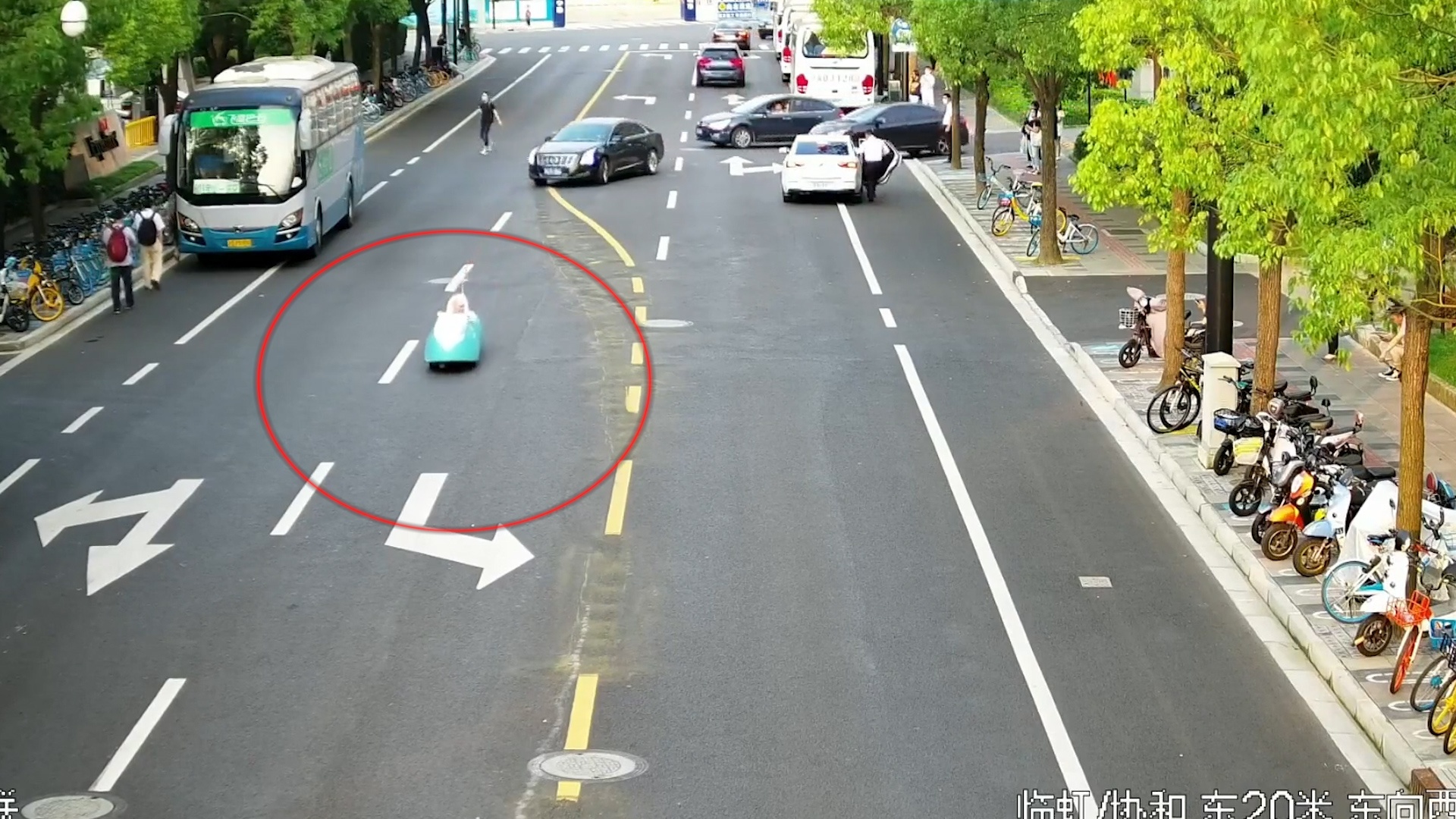 Nguoi dan ong bi phat vi lai xe tu che hinh tau ngam tren duong o TQ hinh anh